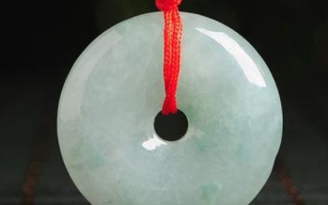 贴身佩戴翡翠平安扣有什么好处和作用 翡翠平安扣图片及介绍