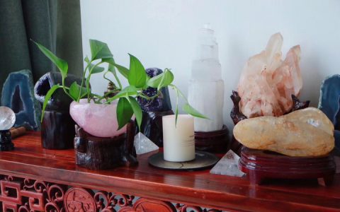 为什么要用水晶摆件(紫晶簇、白水晶簇)提升居家磁场？看过来