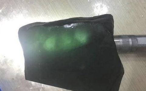 翡翠原石怎么看种水 强光手电筒怎么看翡翠原石种水