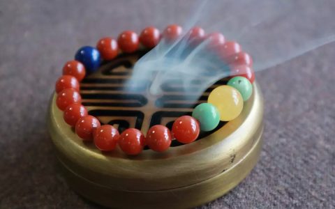 南红玛瑙手串适合男士佩戴吗？什么尺寸的南红凸显男性的魅力？