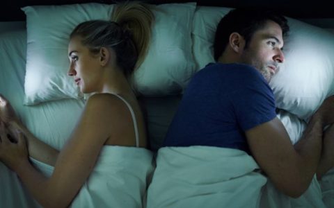 睡在女朋友身边会憋着难受吗？情侣间的睡眠习惯与舒适感如何平衡