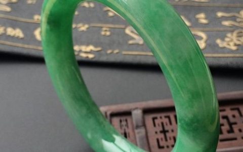 翡翠手镯可以用温水泡吗 怎么用水泡翡翠手镯