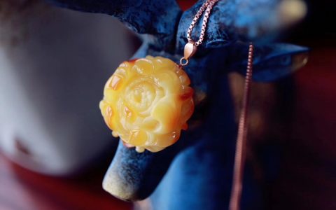 男士可以戴蜜蜡水滴吊坠吗？男士佩戴蜜蜡有什么好处？