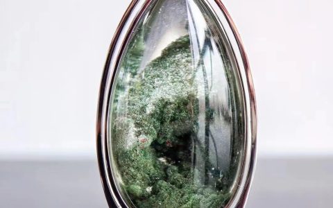 绿幽灵佩戴多久有灵性？蓝幽灵好还是绿幽灵好？绿幽灵晶体浑浊是假的吗？