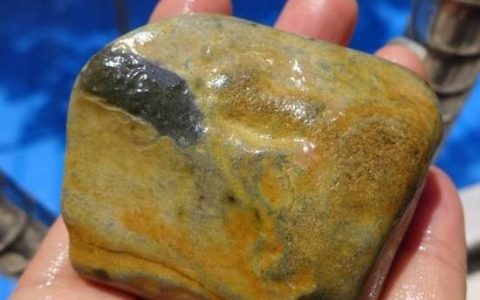 怎么区分翡翠赌石开窗料和全赌料 内行人告诉你方法