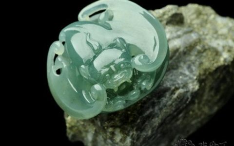 翡翠中有四只蝙蝠的寓意