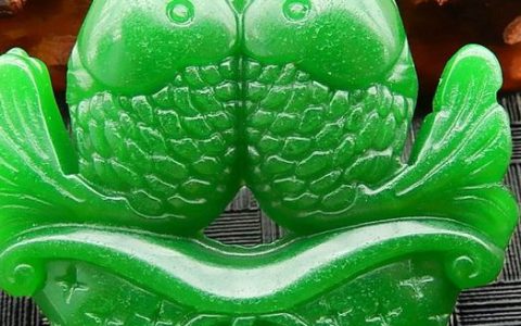 如何挑选翡翠双鱼摆件 翡翠双鱼摆件介绍及鉴赏