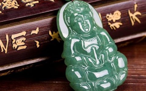 翡翠吊坠有什么款式和品种 翡翠吊坠选购要点及注意事项