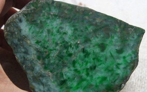 翡翠有哪些颜色的区分 原生色翡翠和次生色翡翠哪种价格更高