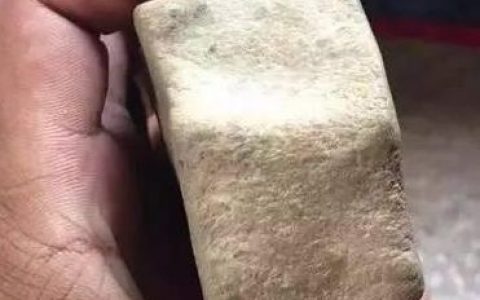 8万元买回翡翠原石？谁知劈出一块煤炭！