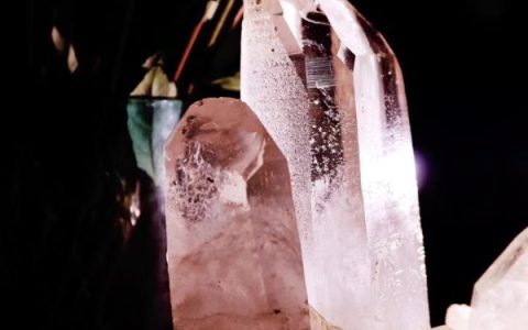 家里摆放白水晶簇有什么好处？