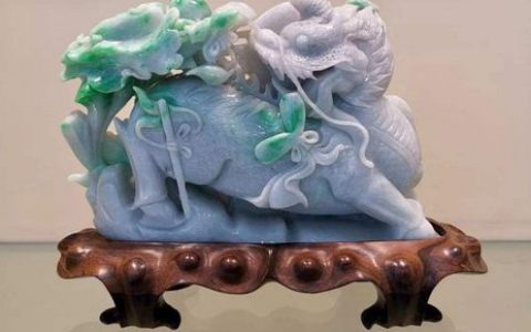 新手应该如何挑选翡翠呢 翡翠选购要注意什么