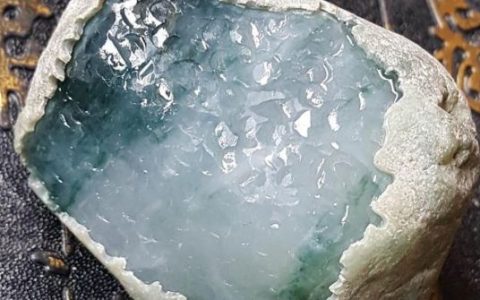 翡翠赌石图片展示及资料详解 如何判断翡翠赌石内部质量