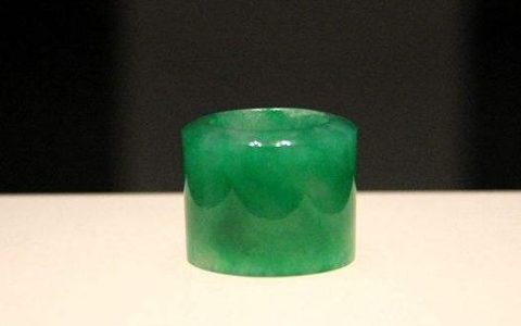 翡翠扳指的价格 翡翠扳指的收藏价值高吗