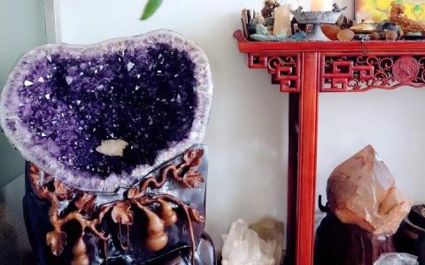 为什么明星和大佬们都喜欢在办公室或家里摆放紫晶洞呢？有什么好处？