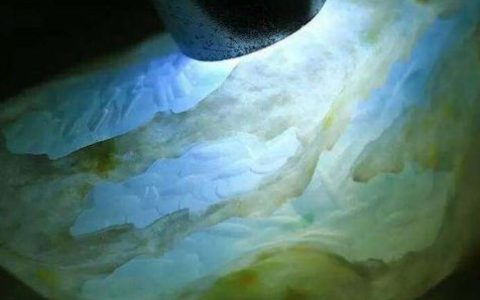 冰种翡翠高光下图片 冰种翡翠真假鉴别
