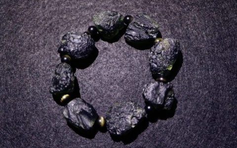 捷克陨石项链在哪里买？好工艺选择安晴珠宝！