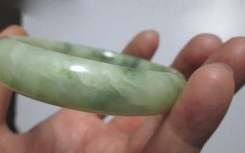翡翠手镯有裂纹值得买吗