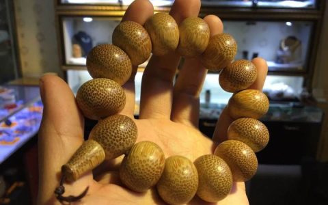 龙血金丝竹手串包浆图 龙血金丝竹手串盘玩方法