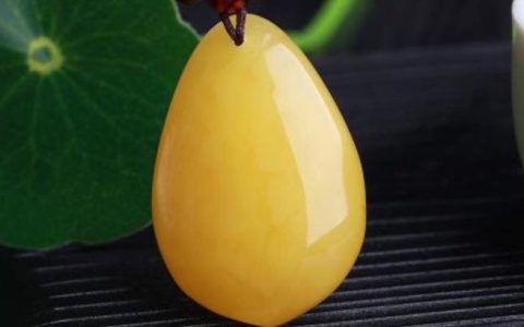 蜜蜡佩戴后的变化 为什么蜜蜡佩戴会发生变化