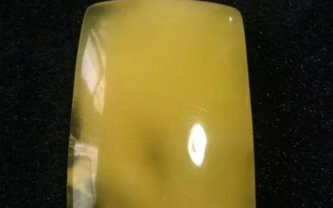 蜜蜡打紫光灯怎样辨别真假 蜜蜡打紫光灯图片