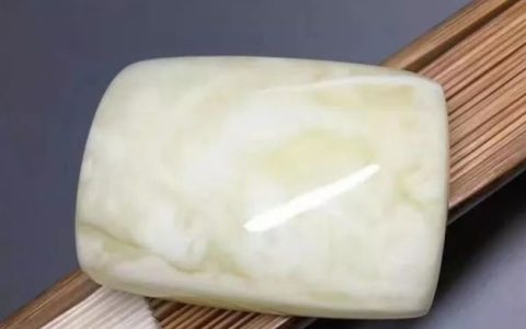 蜜蜡透的好还是不要透的好 怎么挑选呢