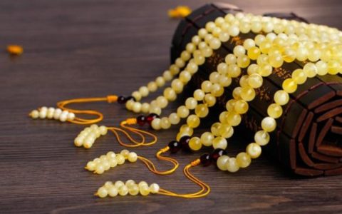 蜜蜡什么成色最好 蜜蜡成色挑选