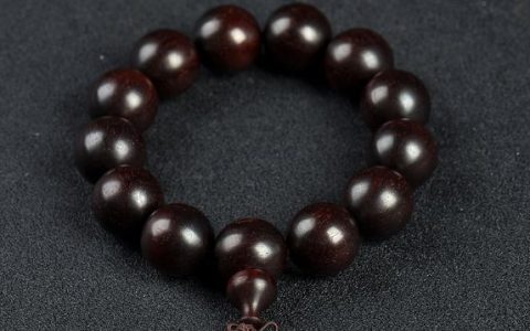 小叶紫檀手串的作用与功效 小叶紫檀手串佩戴好处