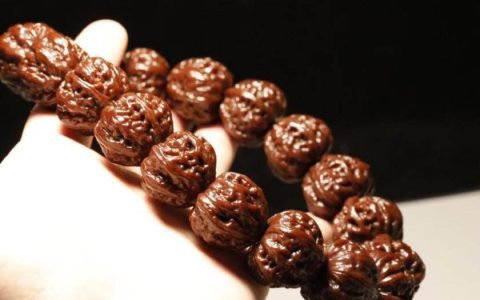 小核桃手串怎么盘红 小核桃手串盘红方法
