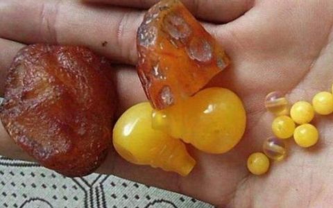 二代蜜蜡有没有带皮的 怎么鉴别二代蜜蜡