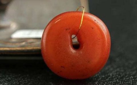 蜜蜡里面有红色线 蜜蜡里面有红色线怎么回事