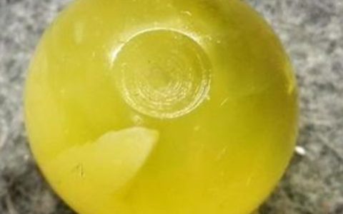 蜜蜡里有冰片好吗 蜜蜡冰片会开裂吗