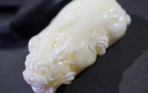 蜜蜡瓷白盘出来什么颜色 瓷白蜜蜡会变成什么颜色