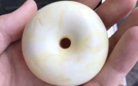 蜜蜡白色好还是鸡油黄好 怎么选择白蜜蜡和鸡油黄蜜蜡