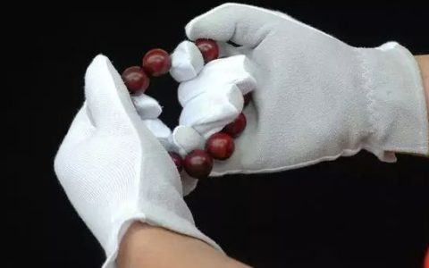 小叶紫檀手串能用手盘吗 小叶紫檀为什么要用白手套盘玩？