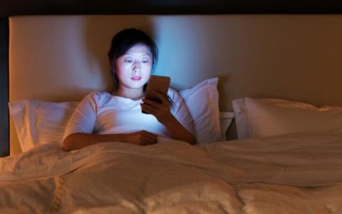 女性八卦趣闻：娱乐圈与职场的情感漩涡