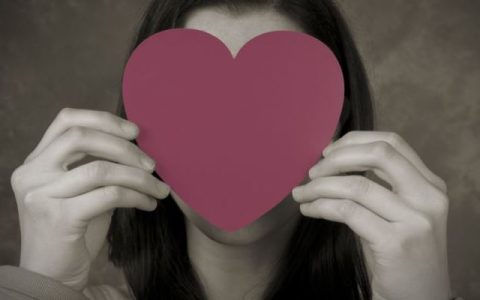 亚洲一线二线三线品牌精华液久久可以替代安瓶吗（急救护理与日常保养的区别）