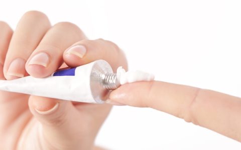 45岁老阿姨喷了三次尿素乳膏，皮肤竟然嫩如少女？医生揭晓真相与正确用法